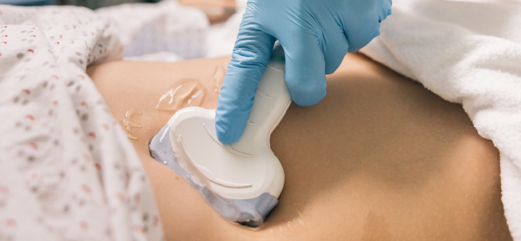 Médico especializado practicando un Ecosonograma a un paciente Medicare Plus